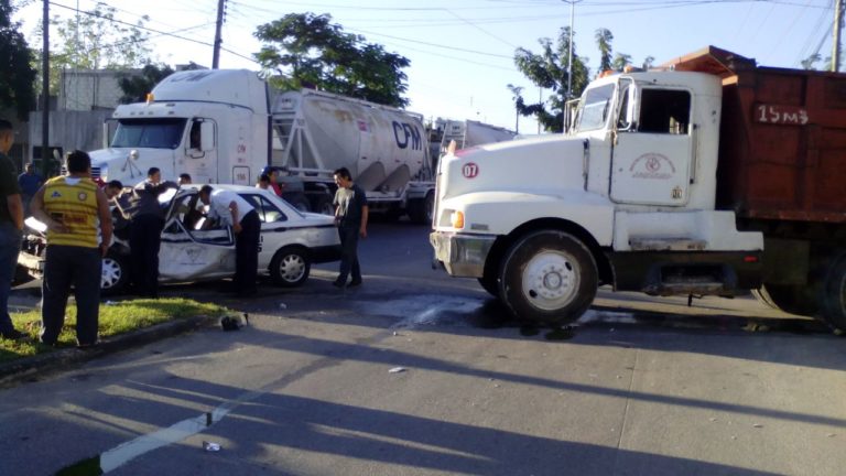 Taxista queda lesionado tras ser embestido por un volquete