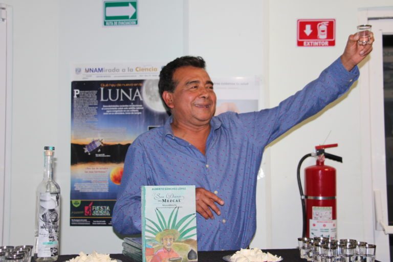 Presentan en Playa del Carmen el libro sobre el mezcal que ha llegado hasta Rusia