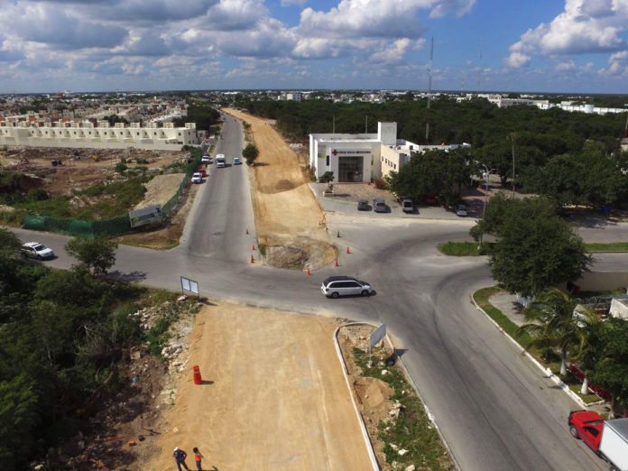 Solidaridad.- El Gobierno de Solidaridad, encabezado por la Presidenta Municipal, Cristina Torres Gómez, construye vialidades seguras para que los ciudadanos transiten libremente y sin contratiempos.