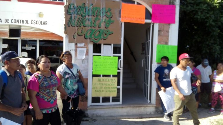 Playa del Carmen.- Por segunda vez en tres días, un grupo de intendentes escolares se manifestó afuera de las oficinas de la Secretaría de Educación estatal (SEQ).
