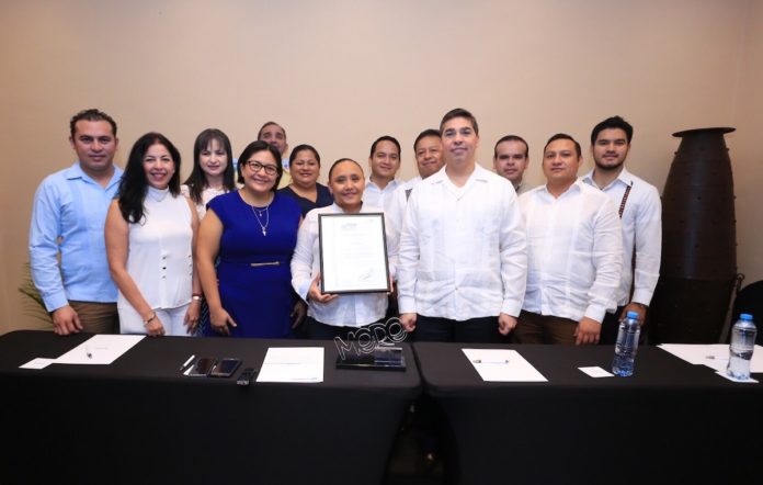 Solidaridad.- En días pasados, la Comisión Federal de Mejora Regulatoria ( COFEMER ) entregó un reconocimiento histórico a Cristina Torres y un certificado que avala a Solidaridad.