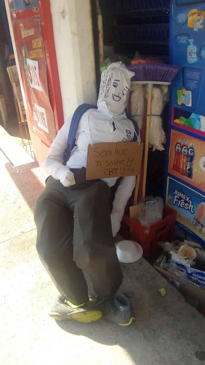 Ciudadanos preparan quema del año viejo