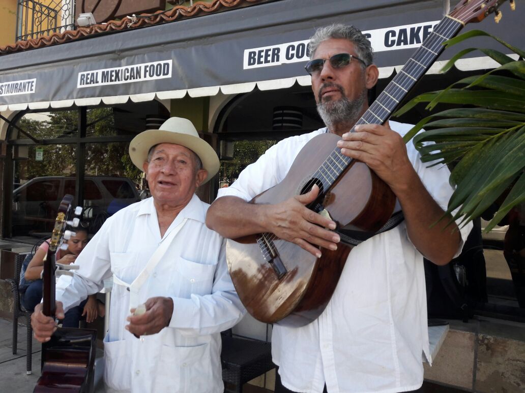 Fiscales prohíben trabajar a cantante urbano en la playa