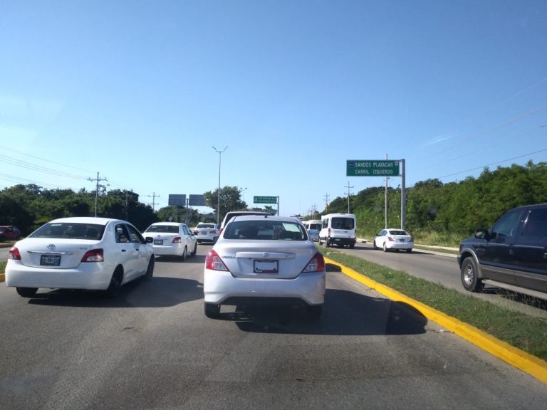 Embotellamiento en la salida sur de Playa del Carmen