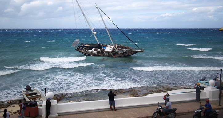 Continúan estudios para retirar velero que encalló en Cozumel