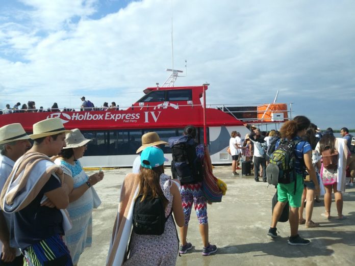 Turistas en Chiquila esperan cruzar a Holbox