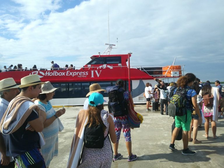 Turistas en Chiquila esperan cruzar a Holbox