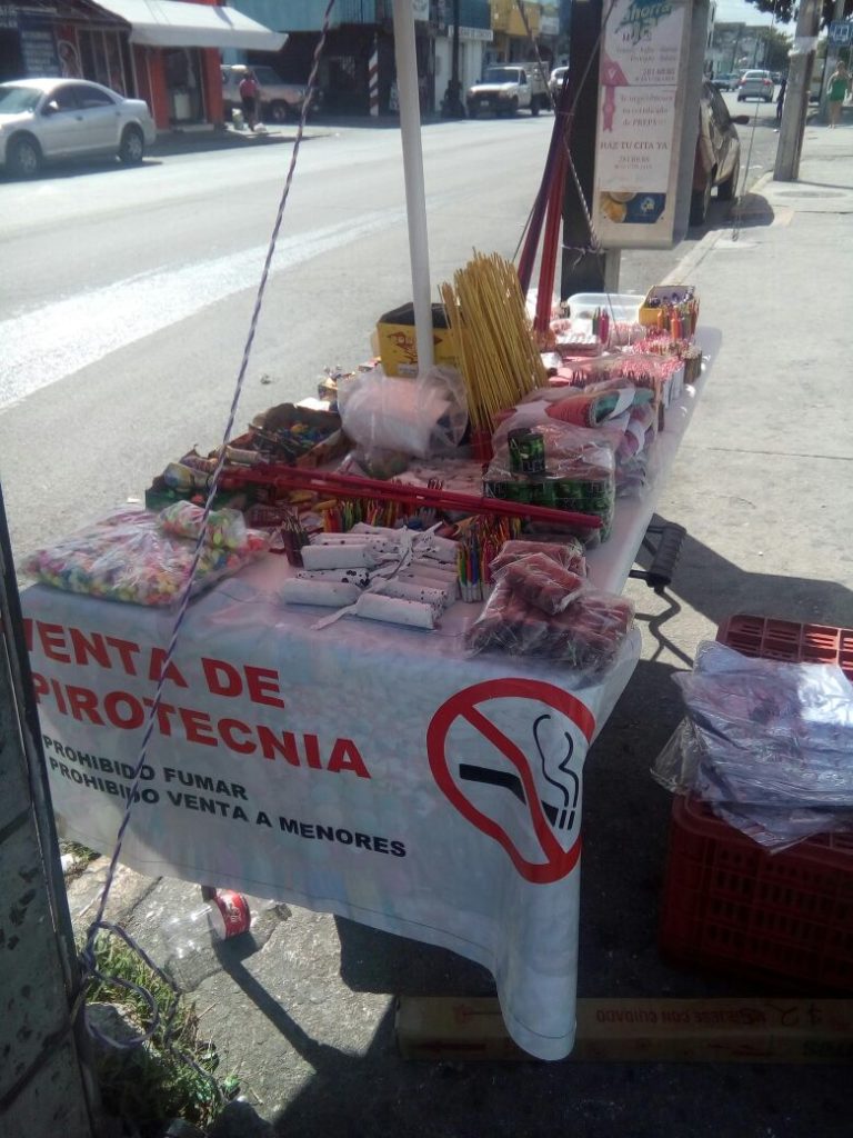 Venta descarada de pirotecnia en Cancún