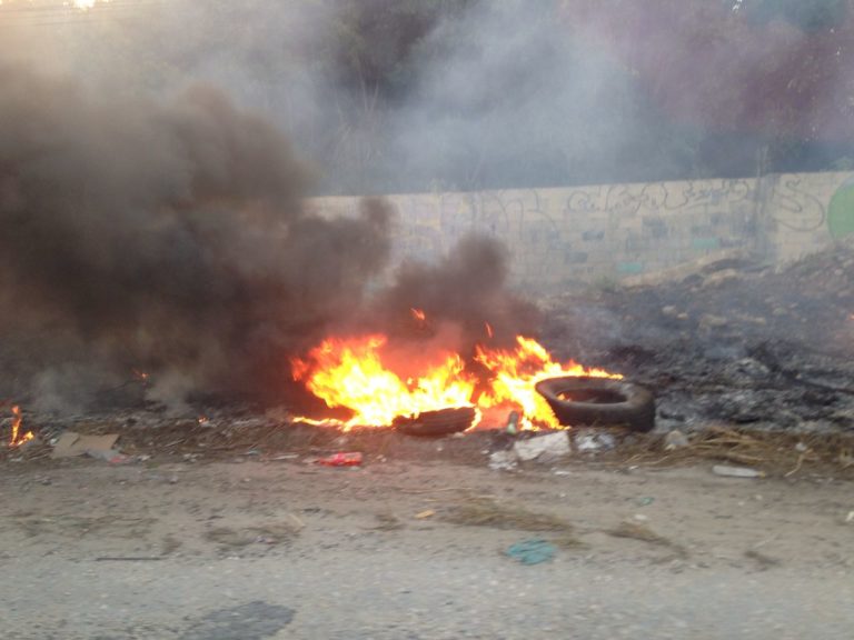 Queman pasto en carretera a Puerto Cancún