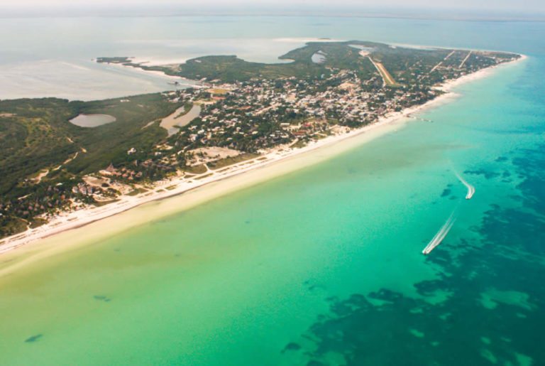 Persisten desbordamientos de drenaje en Holbox