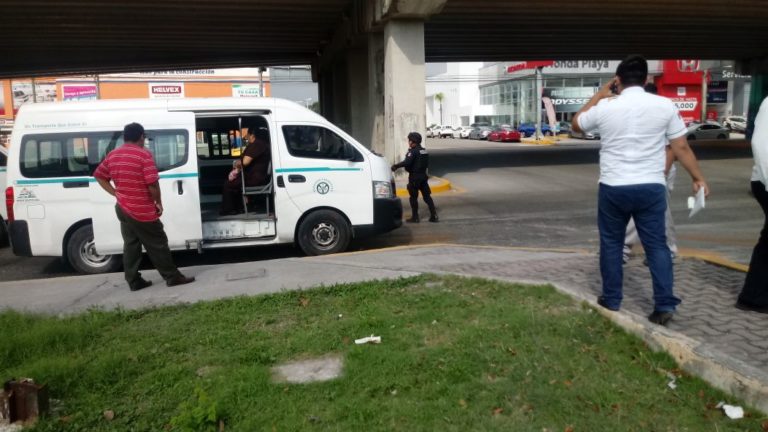 Chocan rutas en Playa del Carmen 26122017