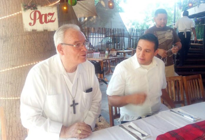 Obispo Pedro Pablo Elizondo en desayuno navideño