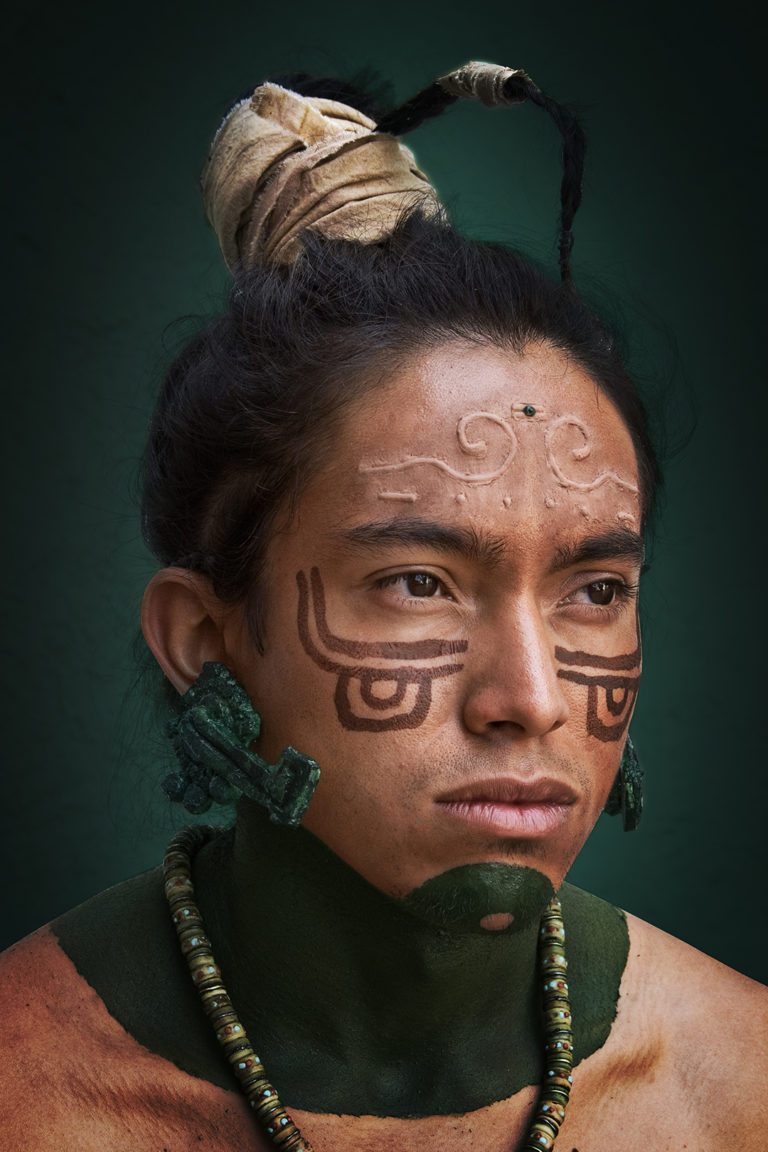 El caracterizador que muestra la apariencia maya milenaria en una foto