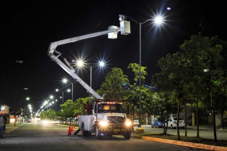 Rehabilita Solidaridad más de 22 km.  de luminarias de la carretera federal