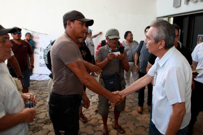 Recibe diputado a akumaleños inconformes