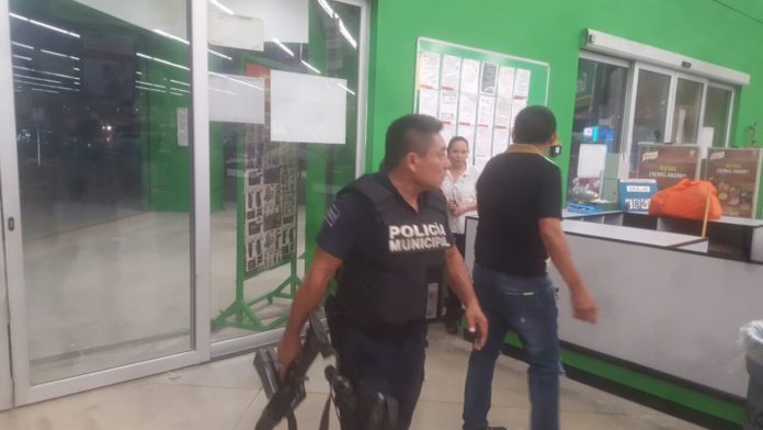 Bodega de Aurrerá asaltada, entran policías municipales