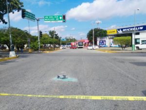 Balean a un taxi en pleno centro de Cancún.