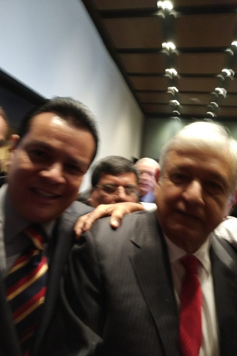 Captan a Arturo Castro Duarte caminando junto a AMLO