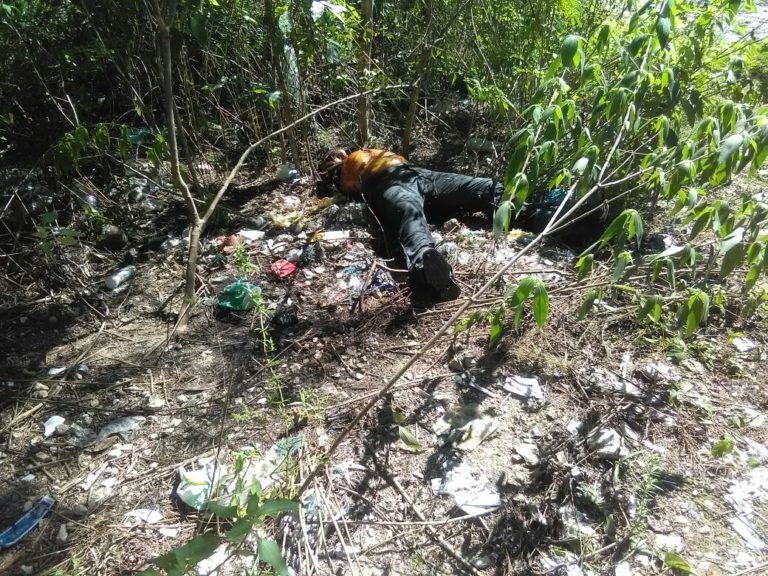Hallan cuerpo putrefacto en vía a Bacalar