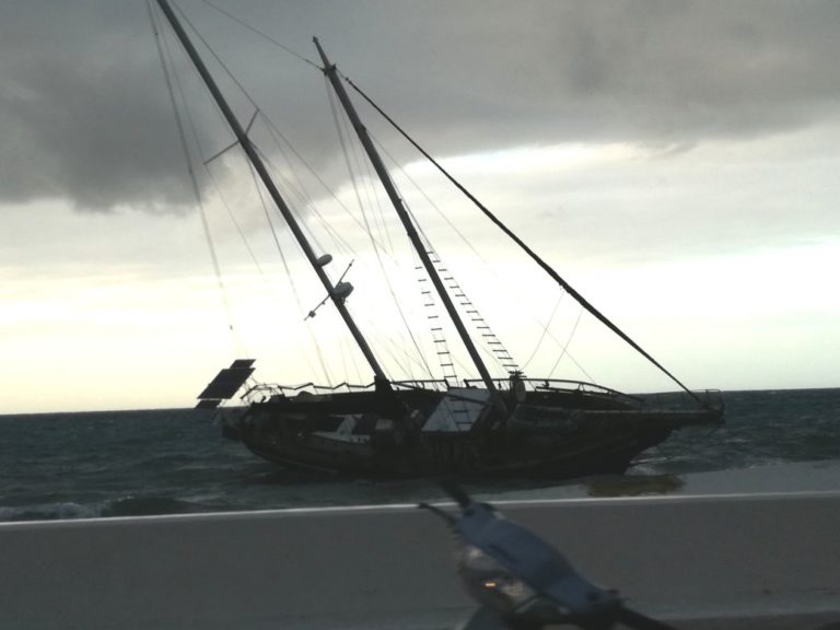 Vientos encallan a velero en Cozumel