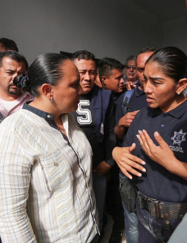 Atiende Cristina Torres personalmente a elementos inconformes de la polícia municipal