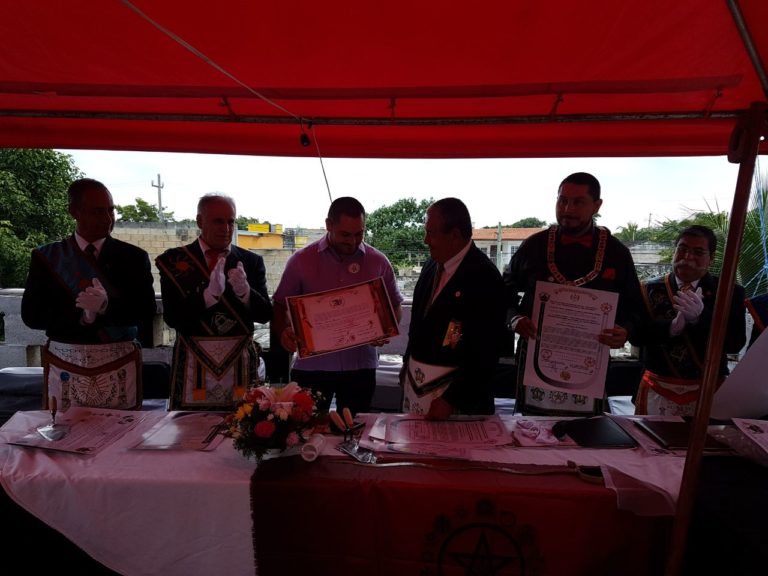 Nombran a Issac Janix “masón de honor”