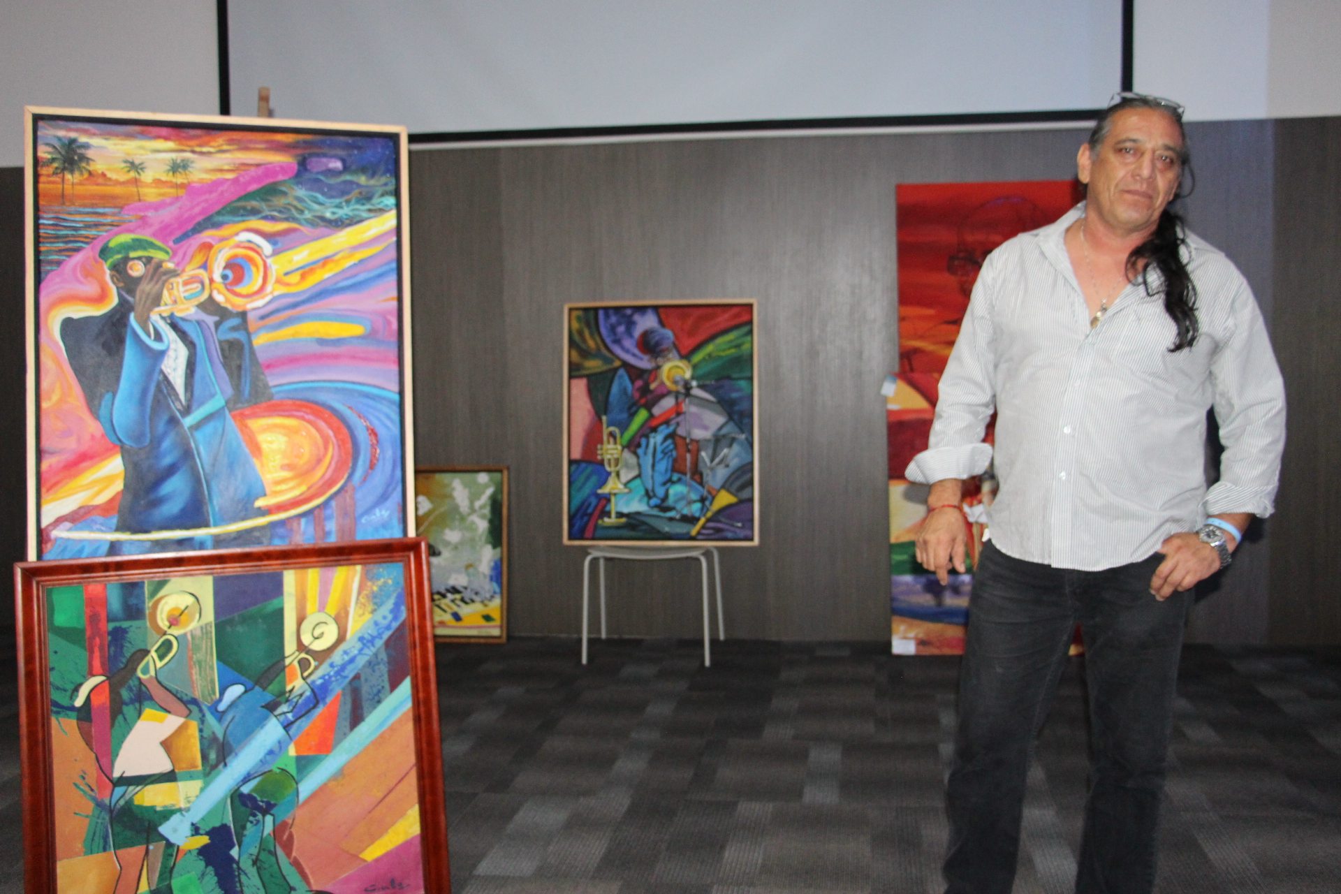 El artista local que pinta la música y convirtió su trabajo en emblema del #RMJF