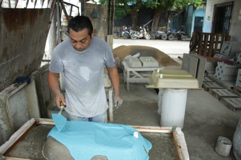 Siguen con la tradición de hacer bateas yucatecas en Playa del Carmen