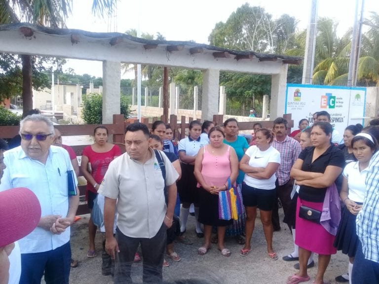Padres exigen destitución de directora en plantel de Chiquilá