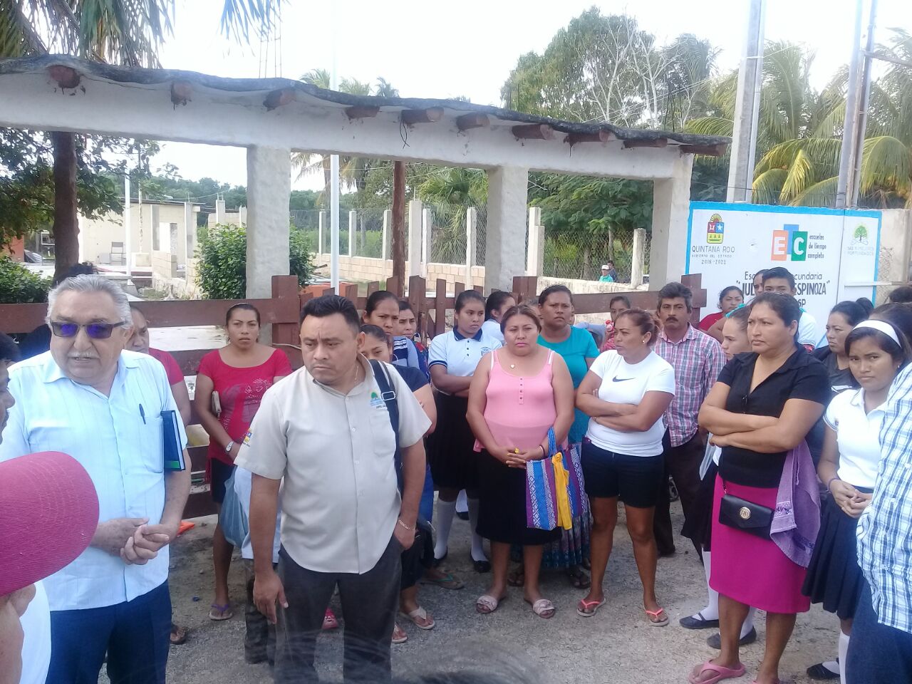 Padres exigen destitución de directora en plantel de Chiquilá