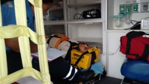 cae estructura sobre mujer de villas del sol