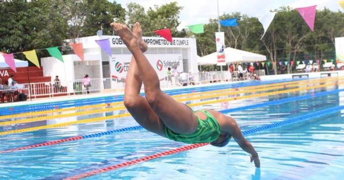 Practican natación en Playa del Carmen