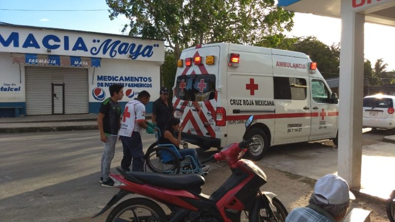 Explota neumático y  se sale de la carretera