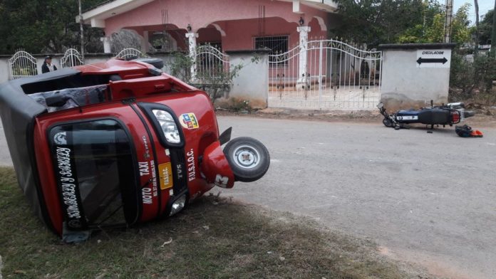 Mototaxi choca en José María Morelos