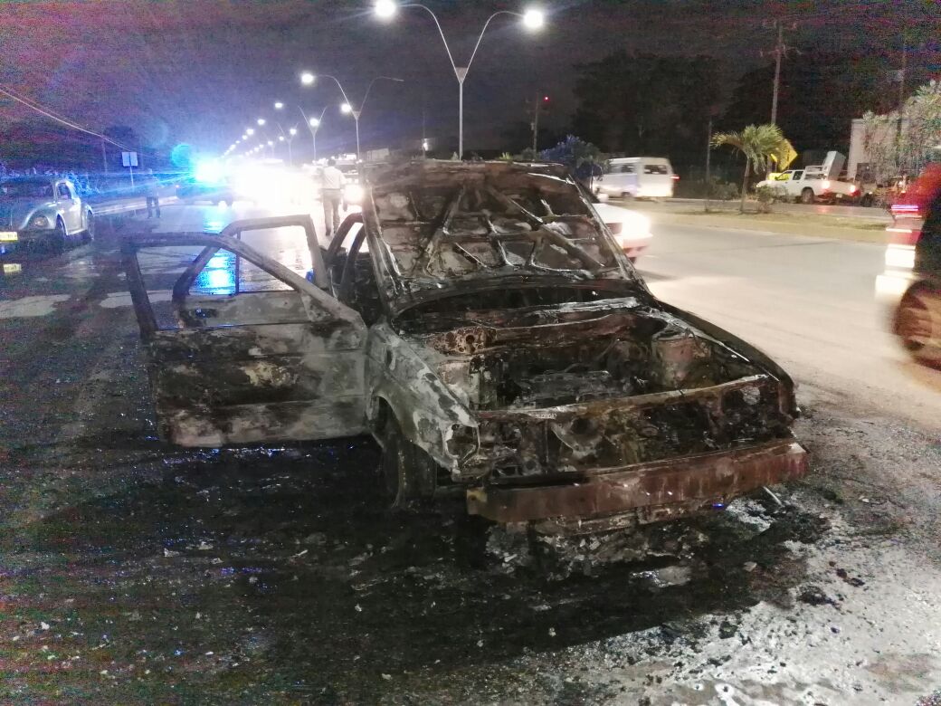 Arde vehículo en la López Portillo
