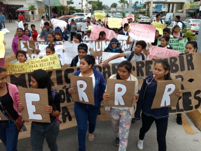 Marchan jóvenes del albergue estudiantil de Chetumal
