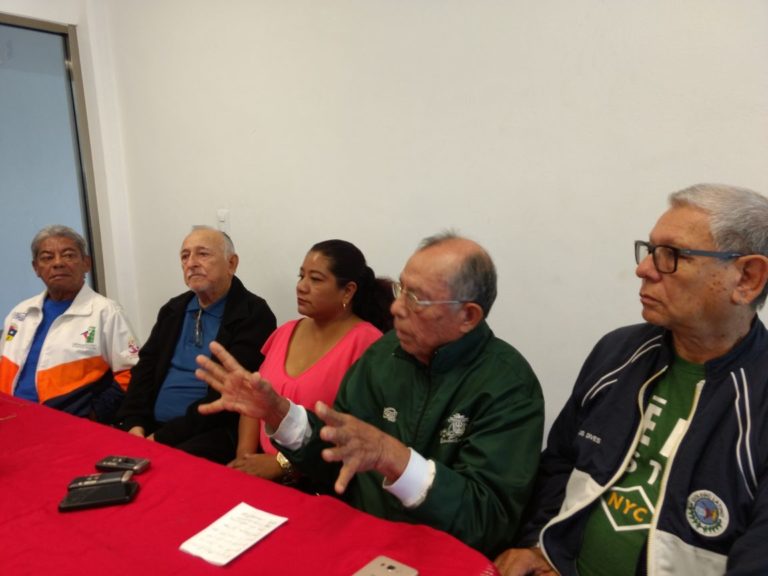 Viajan deportistas por sus propios medios