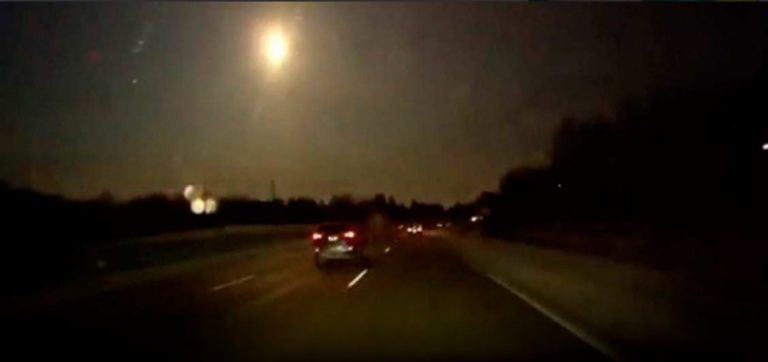 Video: Meteorito iluminó la noche e hizo que temblara en Detroit