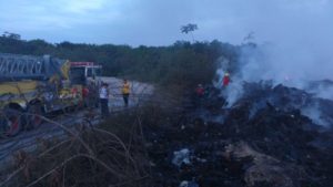 Bomberos controlan incendio en el basurero antiguo de Cancún