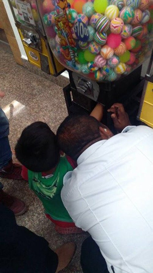 Niño atora su mano en máquina expendedora en Cancun Mall