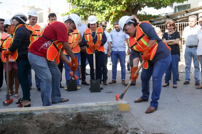 Cumple Cristina Torres quitando cajoanes de estacionamiento inútiles de la Colosio