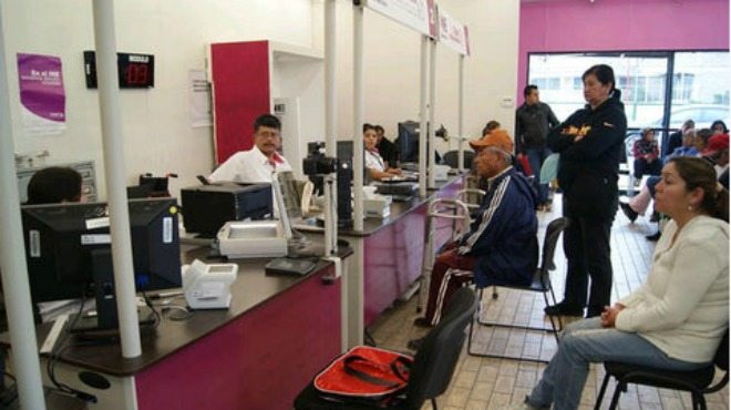 Tramitan credencial en el INE