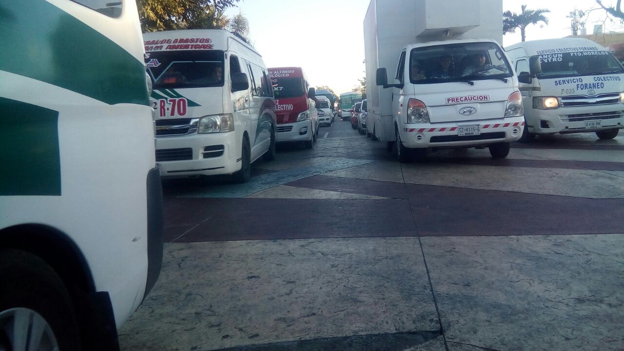 Trabajos del ayuntamiento colapsan el centro de Cancún