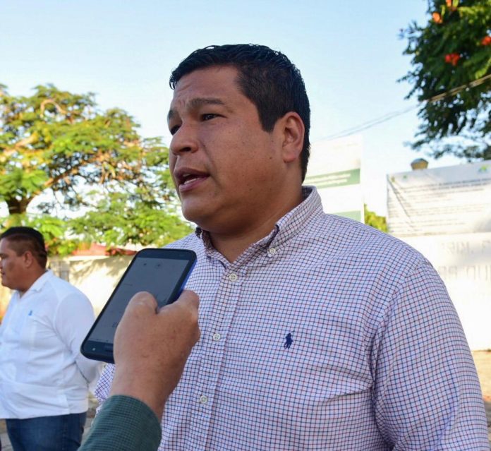 Los impuestos con los que la población contribuye y con los que finalmente se integran los presupuestos de egresos de los Ayuntamientos se deben reflejar fielmente en el desarrollo de obras y acciones que la misma gente requiere para el desarrollo de sus comunidades, afirmó el diputado Fernando “El Chino” Zelaya.