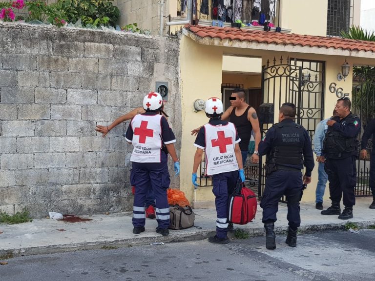 Mujer acuchilla a su pareja; él la perdona
