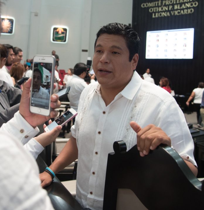 El diputado Fernando Zelaya Espinoza destacó que, gracias a las directrices marcadas por el gobernador, Carlos Joaquín González, de trabajar de manera integral entre las instituciones para abatir las desigualdades, a partir de hoy más de dos mil habitantes de las comunidades de San Antonio Soda y Caobas tendrán agua potable.