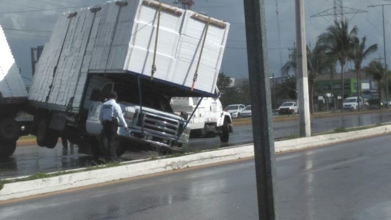 Obstruye camión salida de Playa a Cancún