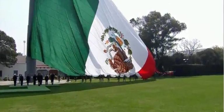 “No importa si la bandera está al revés, nos da orgullo de ser mexicanos”: Peña Nieto
