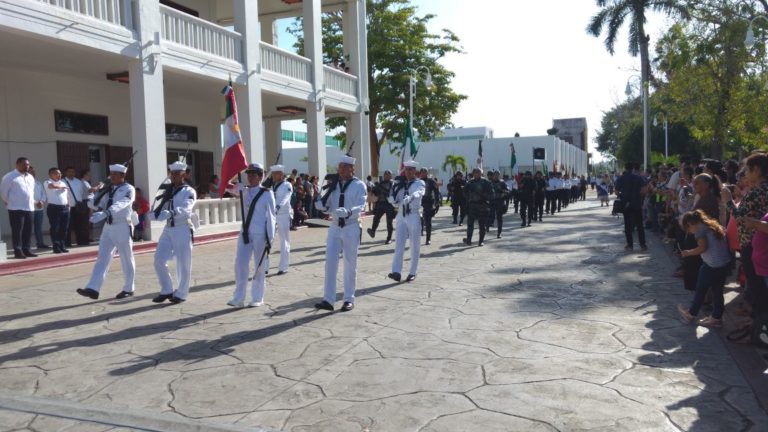 Encabeza el gobernador la ceremonia del Día de la Bandera