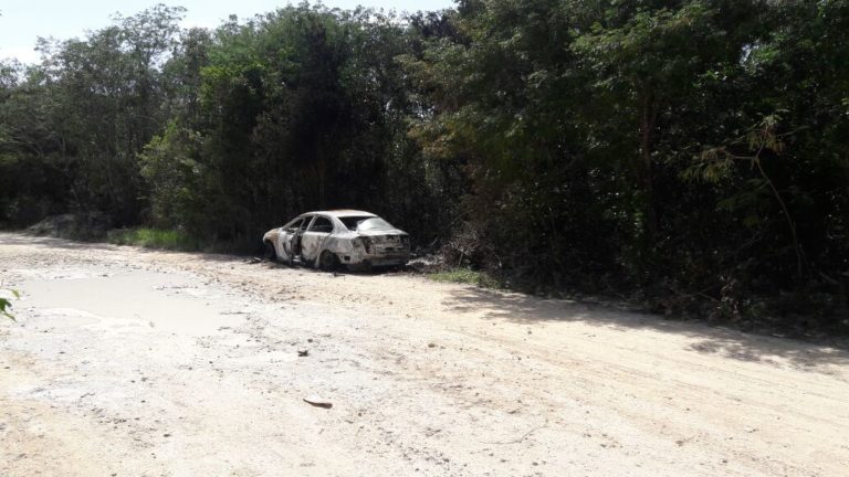 Hallan restos humanos en vehículo incendiado en Puerto Morelos